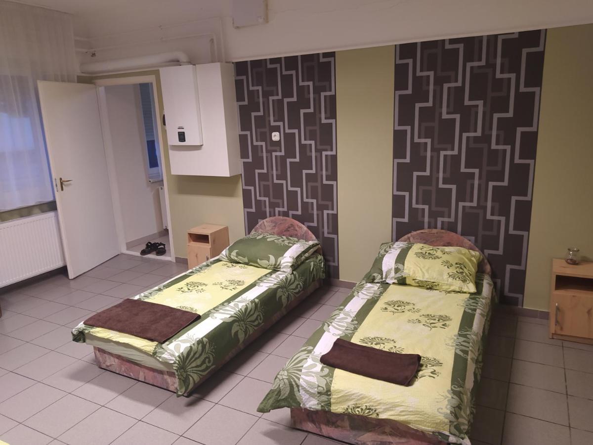 Pingpong Apartman Soltvadkert Exterior foto