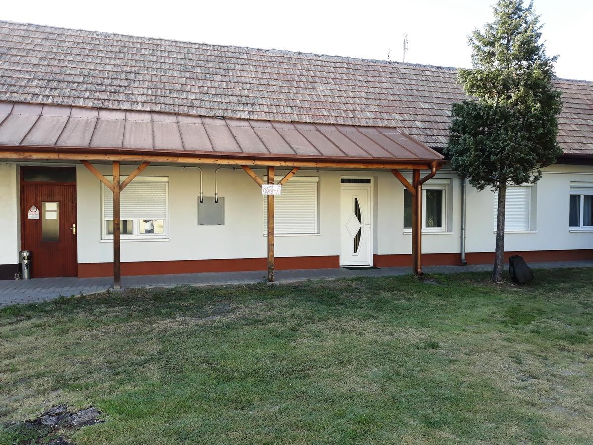 Pingpong Apartman Soltvadkert Exterior foto